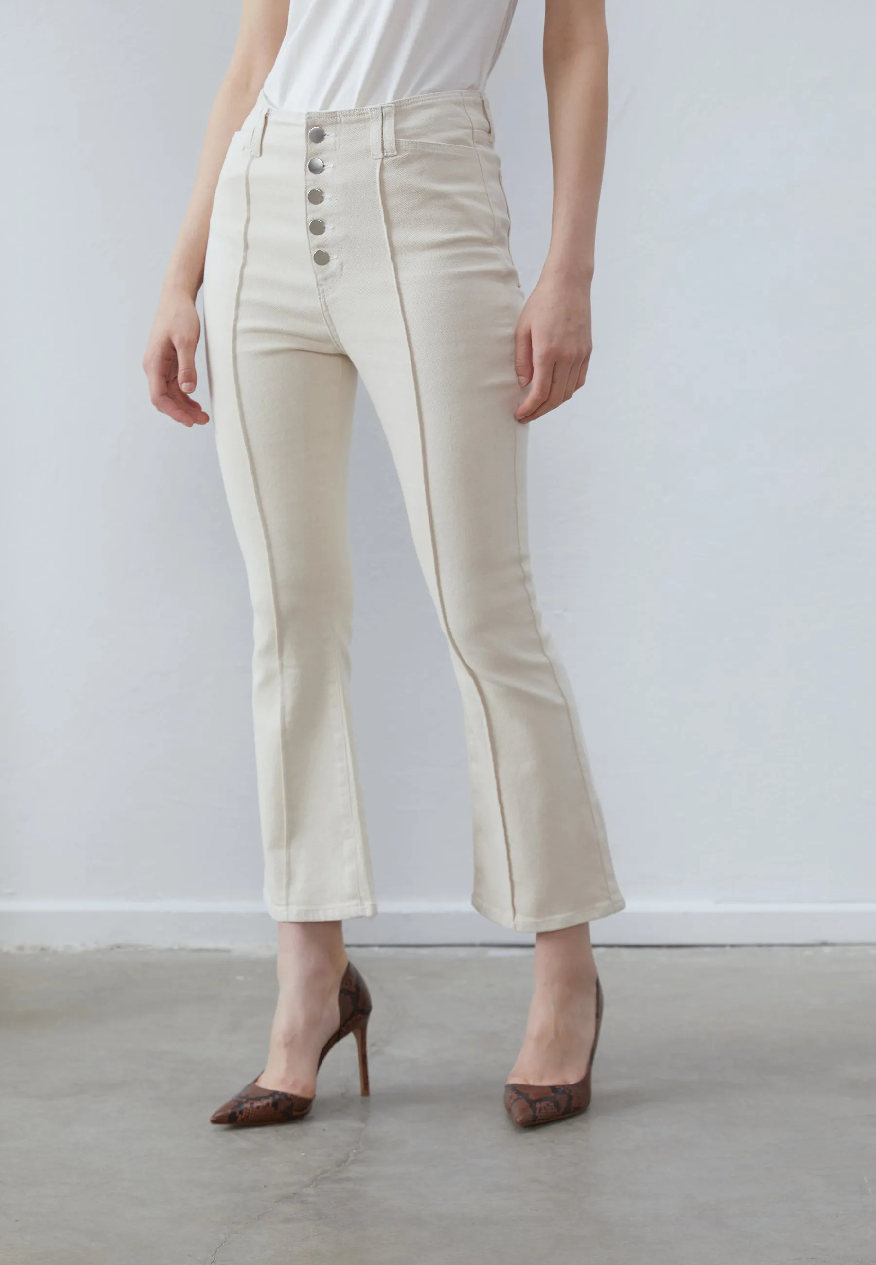 SMART CROPPED DENIM - Jeans a zampa