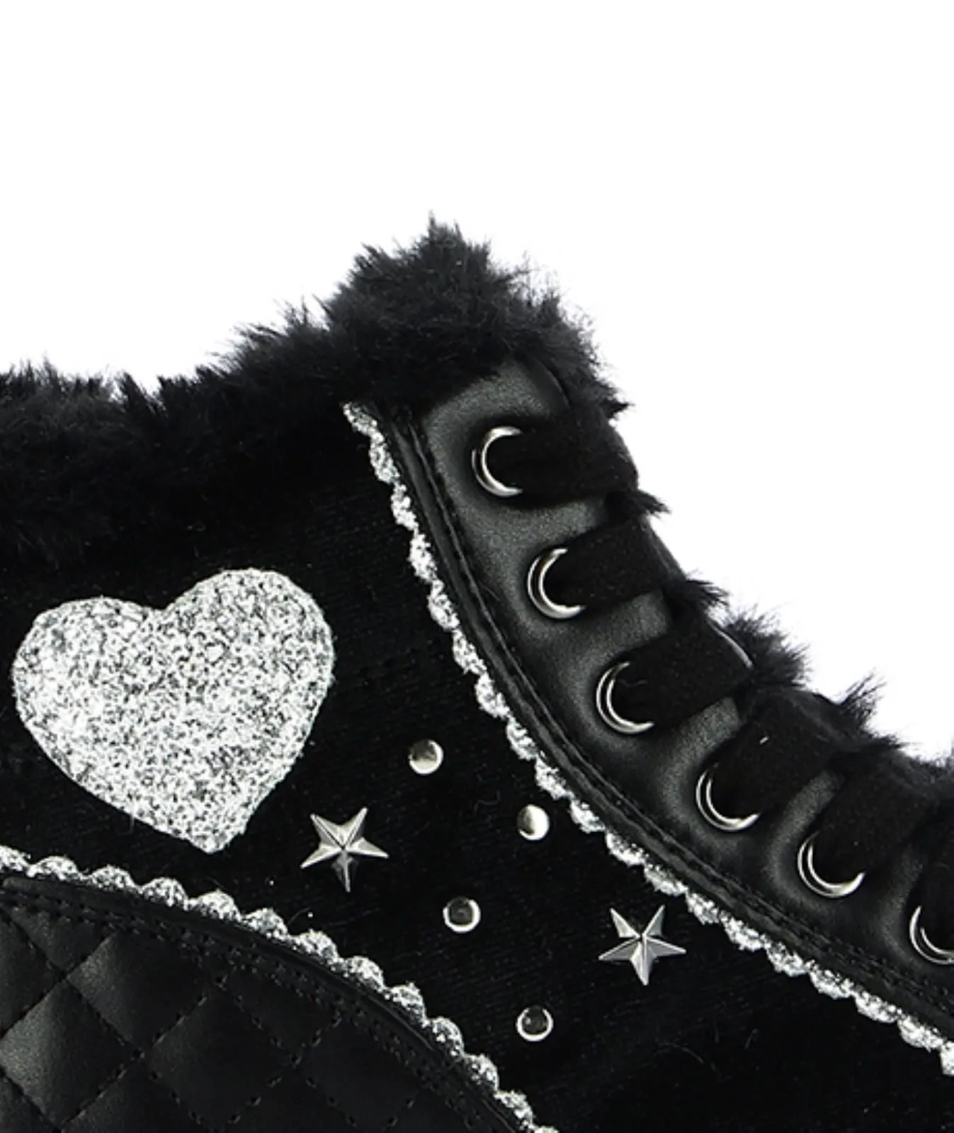 Sneakers alte con peluche e borchie