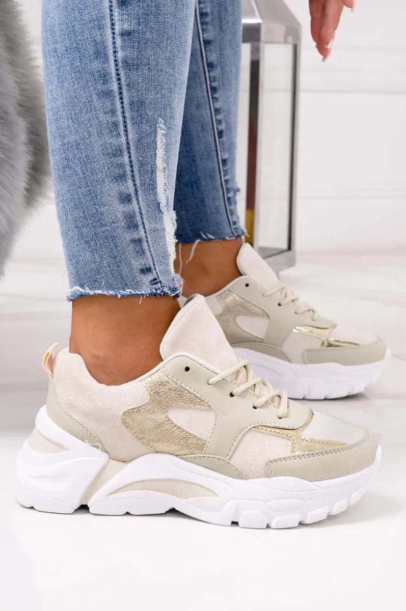 Sneakers beige con suola spessa e inserti oro