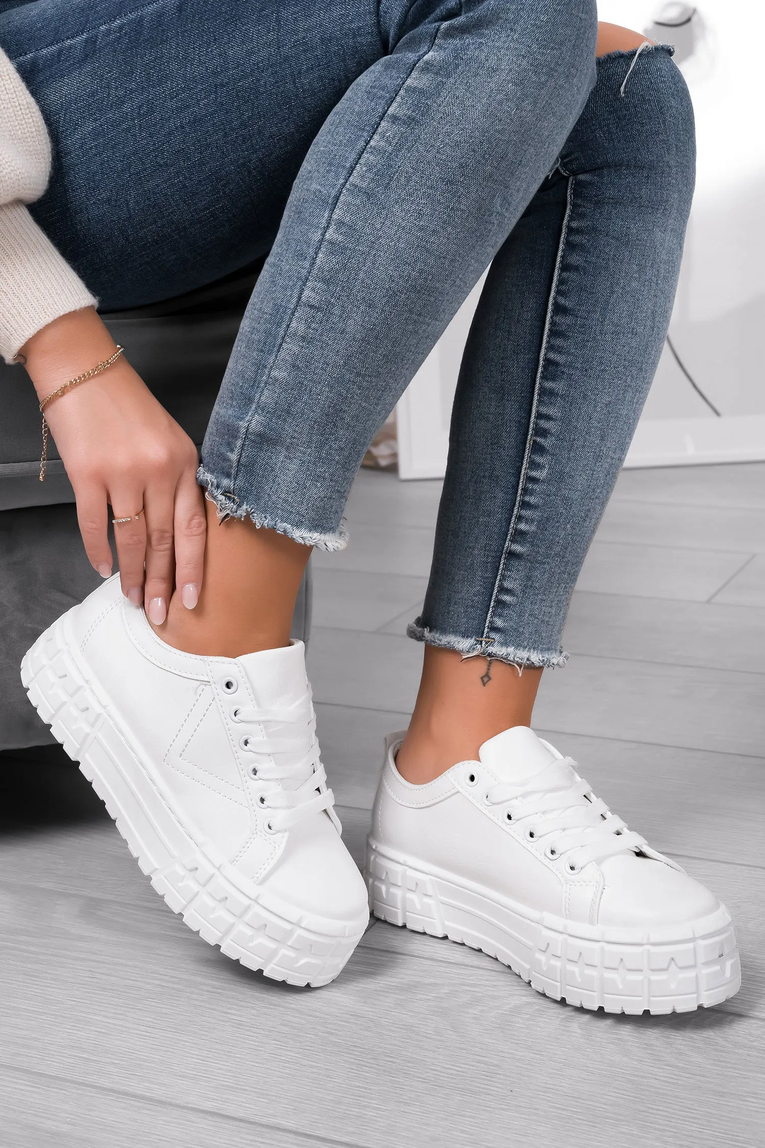 Sneakers bianche con suola spessa e lacci