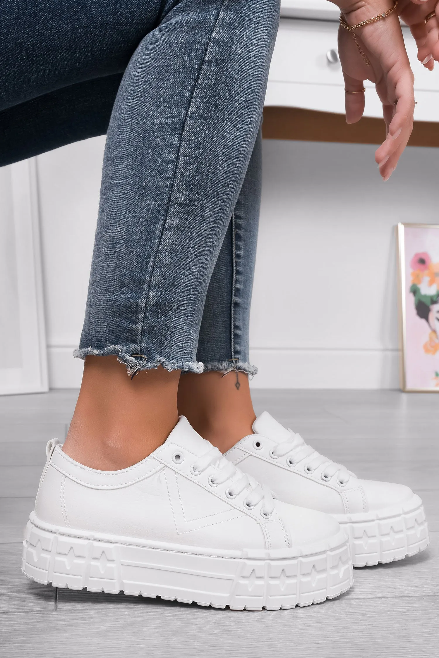 Sneakers bianche con suola spessa e lacci