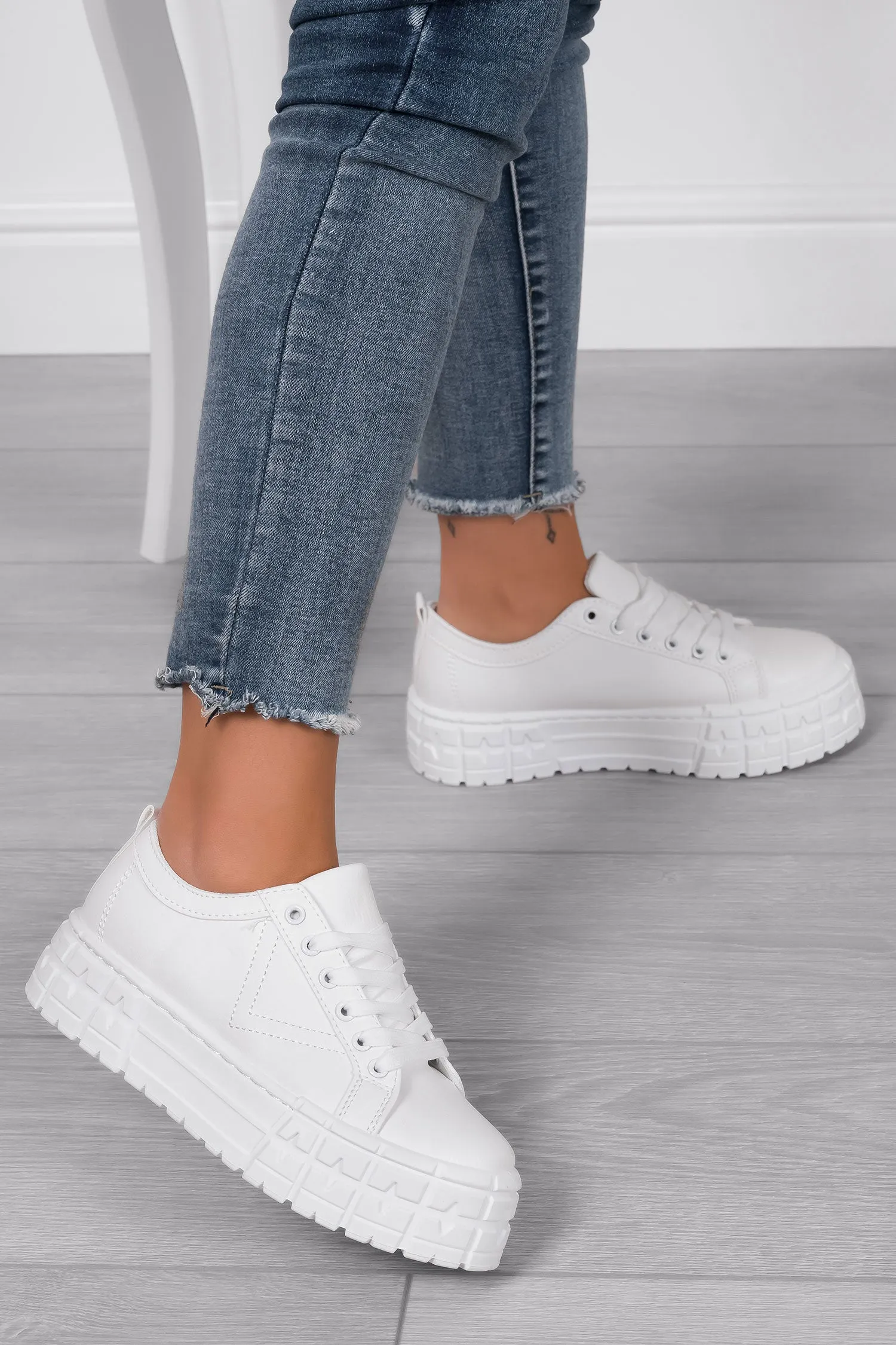 Sneakers bianche con suola spessa e lacci