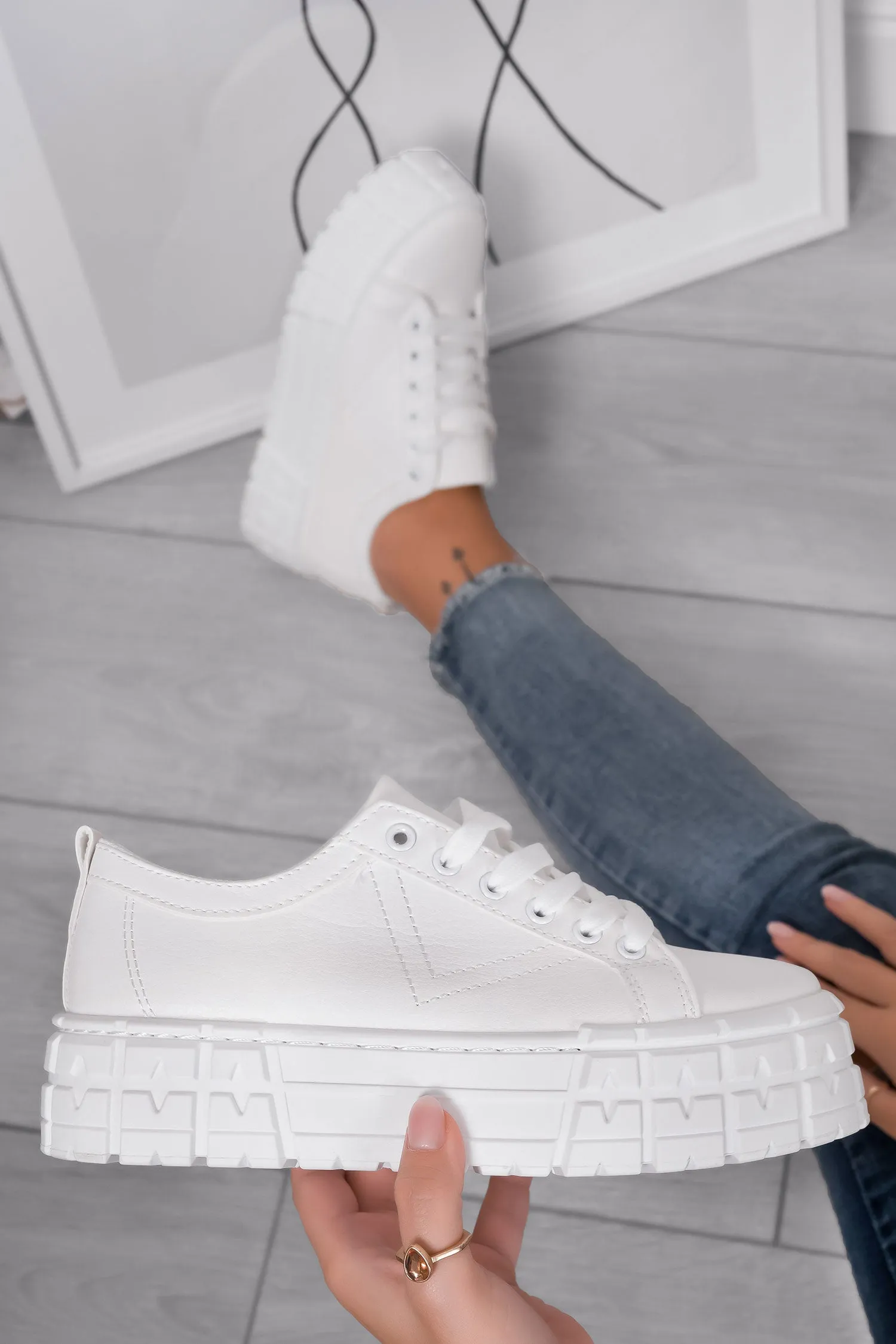 Sneakers bianche con suola spessa e lacci