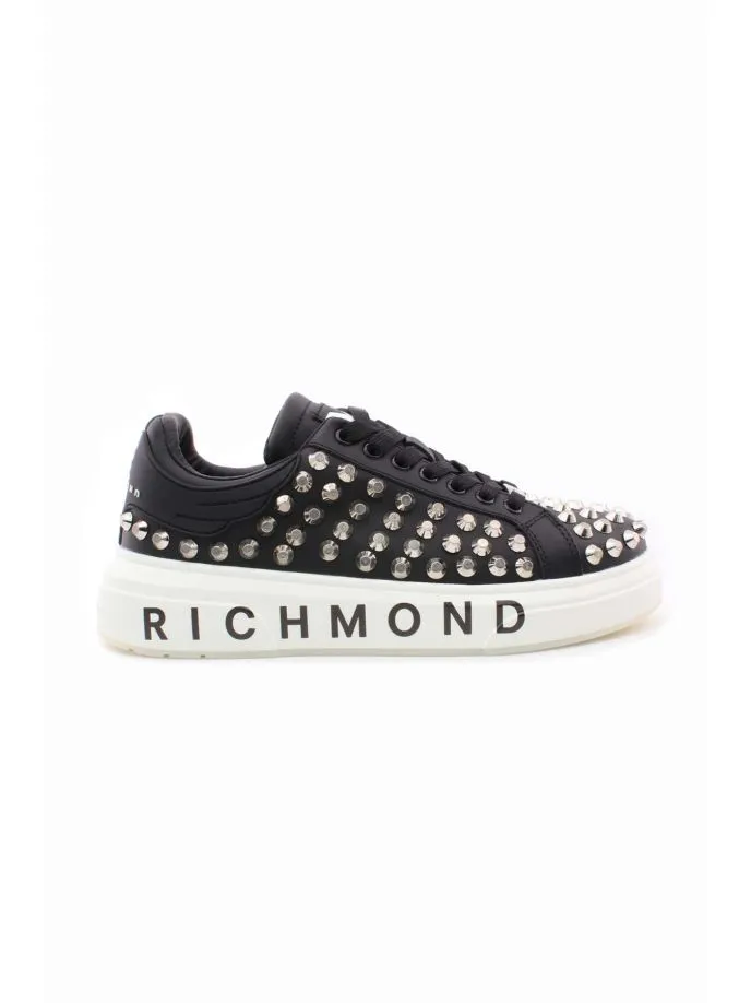 Sneakers con borchie e suola firmata
