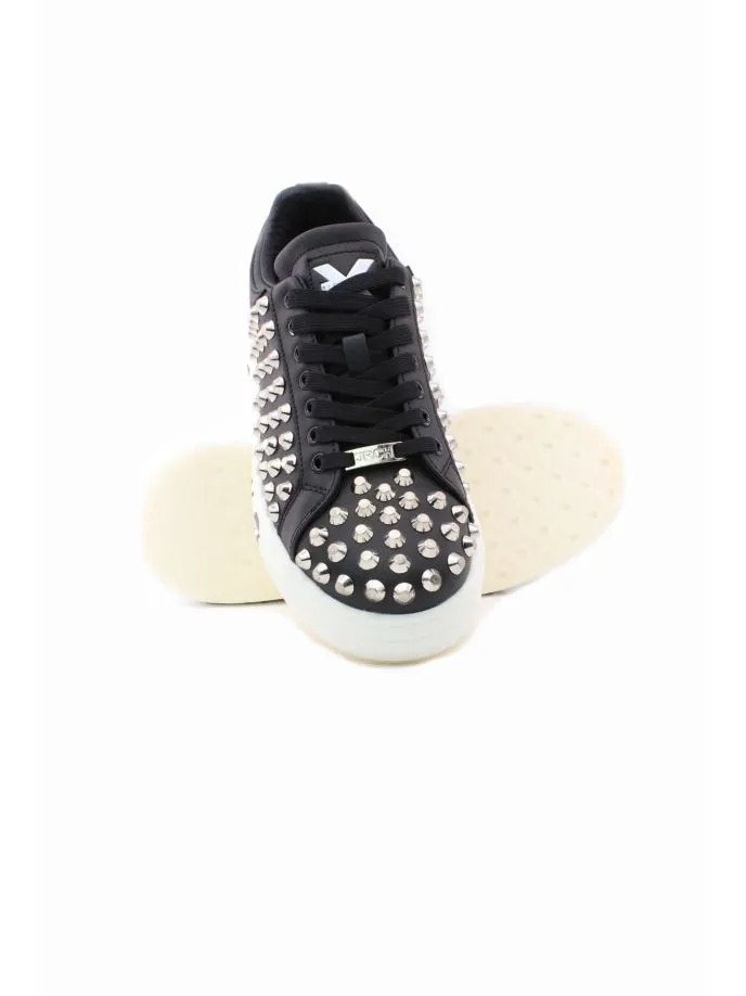 Sneakers con borchie e suola firmata