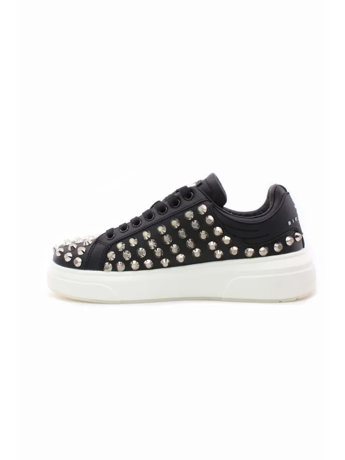 Sneakers con borchie e suola firmata