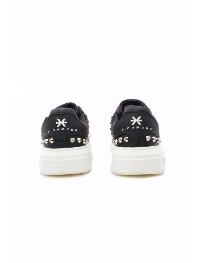 Sneakers con borchie e suola firmata