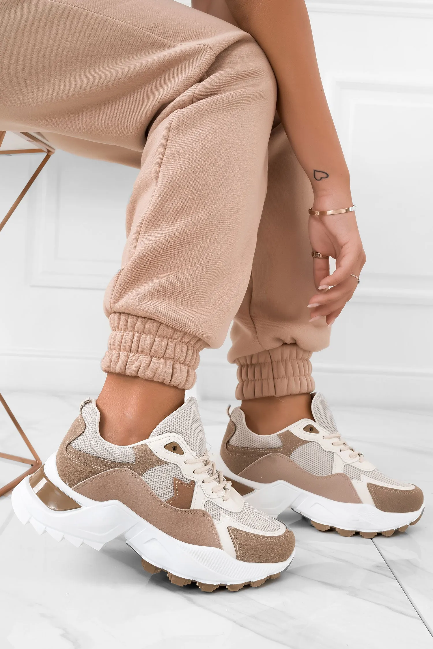 Sneakers fango con suola spessa e lacci
