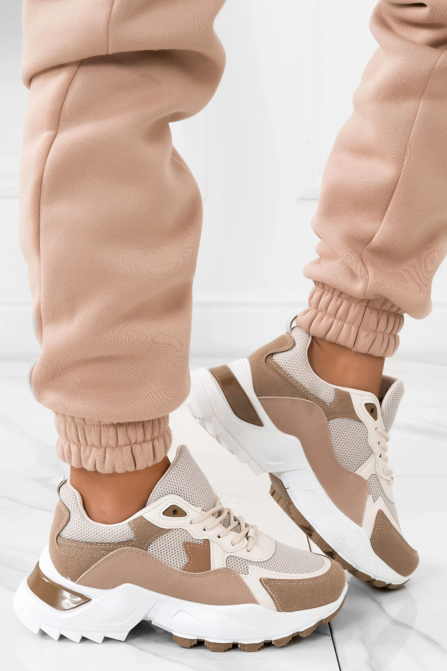 Sneakers fango con suola spessa e lacci