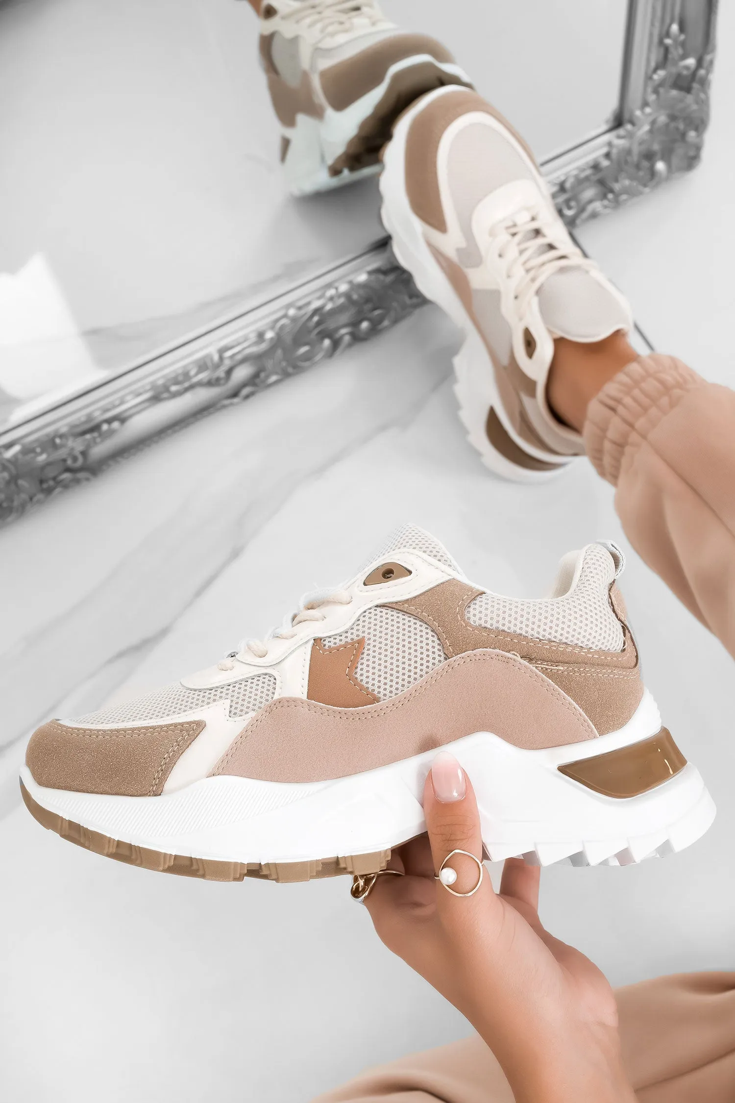Sneakers fango con suola spessa e lacci