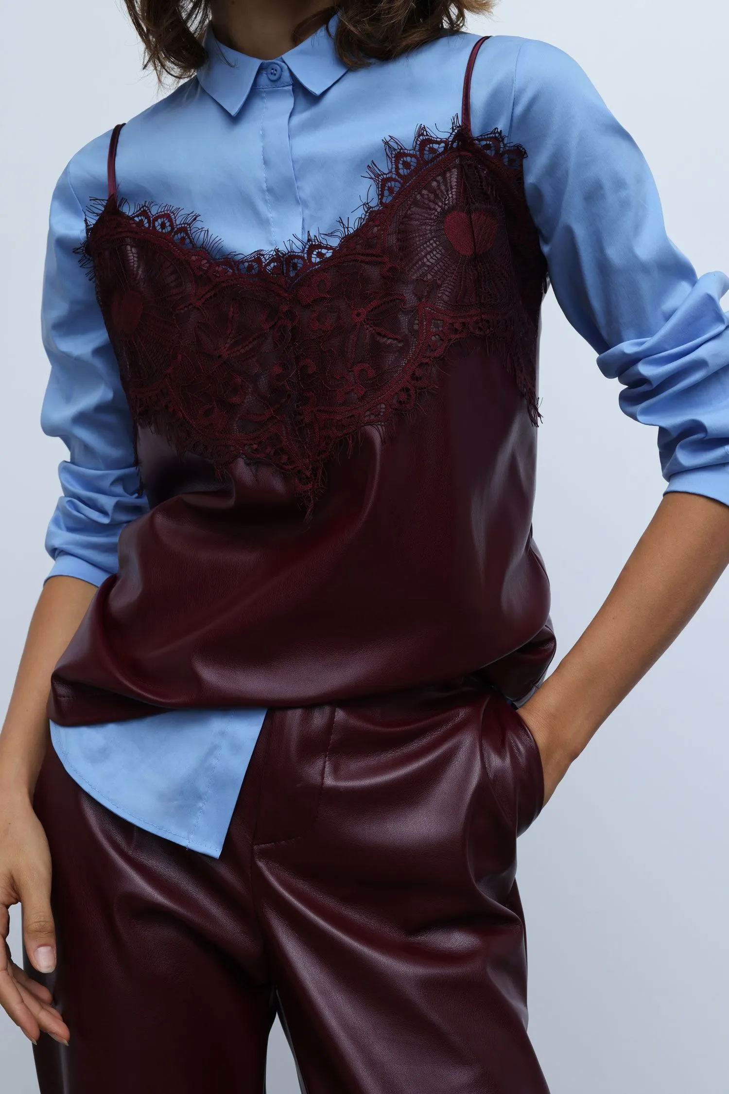   Top in similpelle con spalline sottili e pizzo     