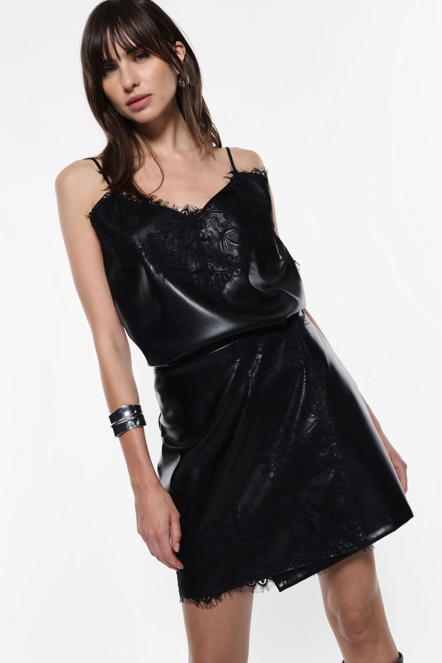   Top in similpelle con spalline sottili e pizzo     