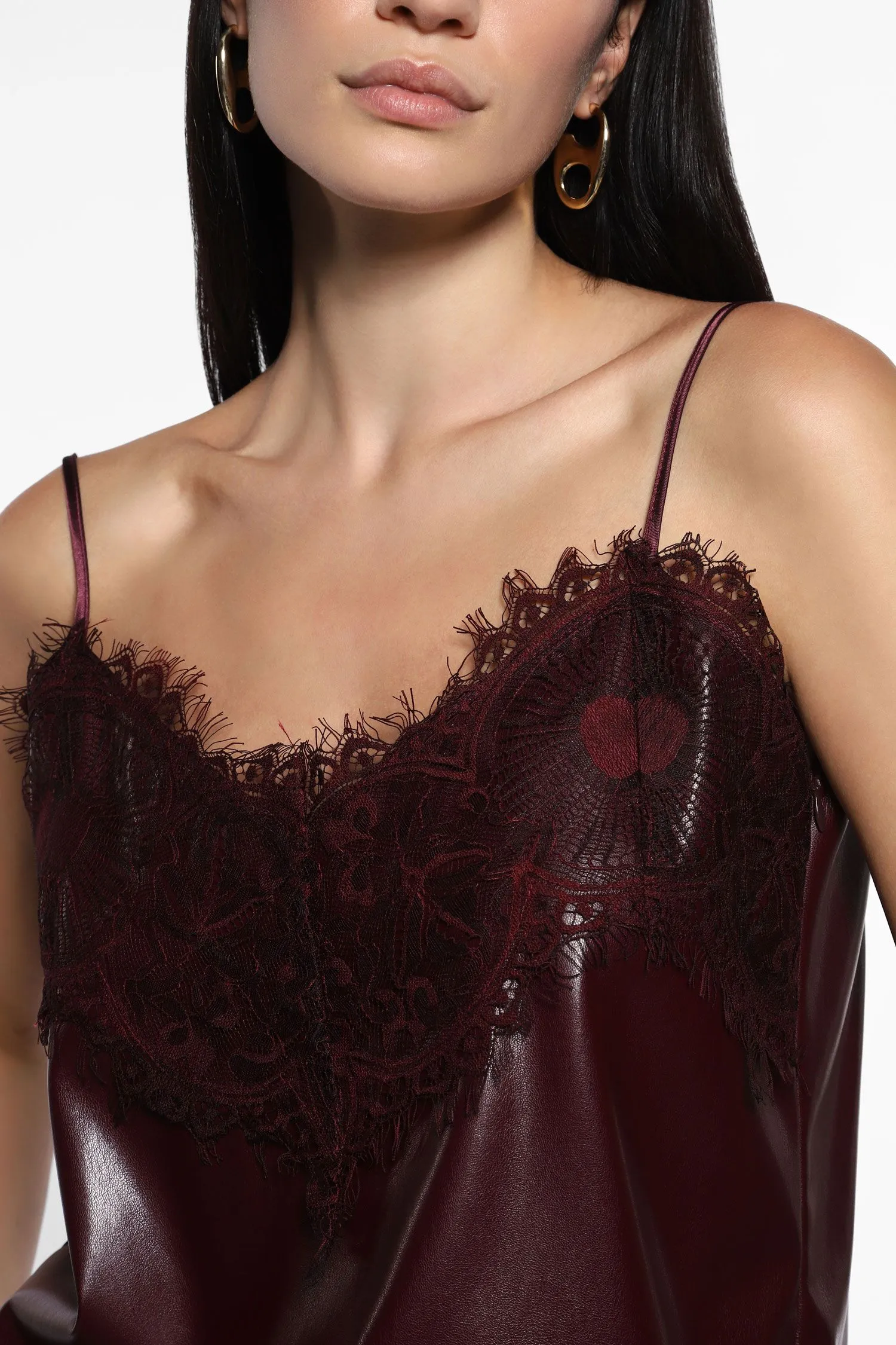   Top in similpelle con spalline sottili e pizzo     