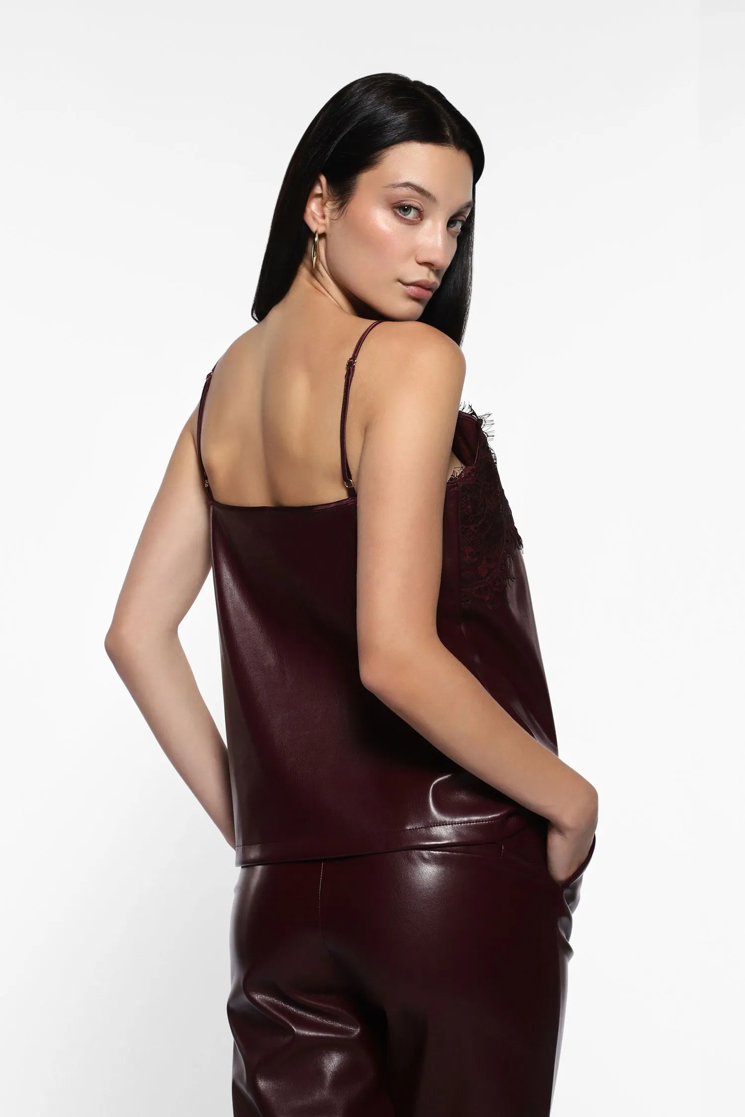   Top in similpelle con spalline sottili e pizzo     