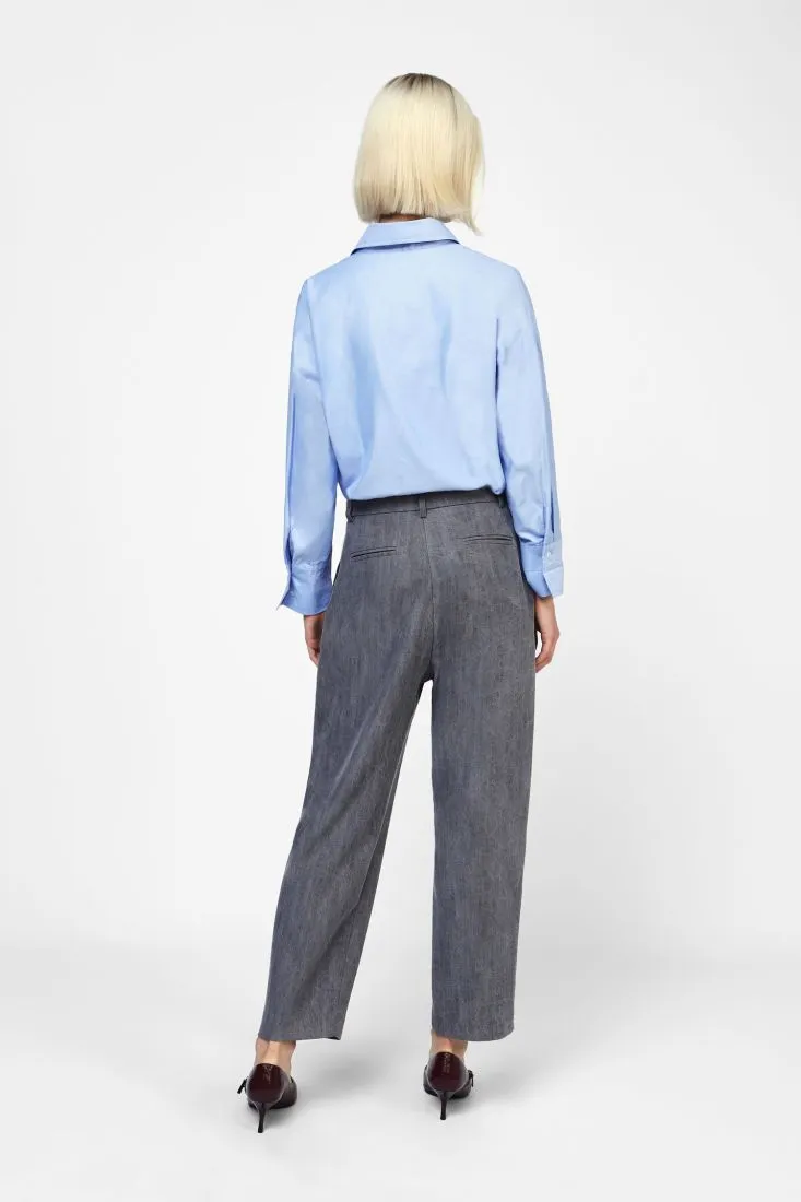  Trousers with pleats and wide legs    