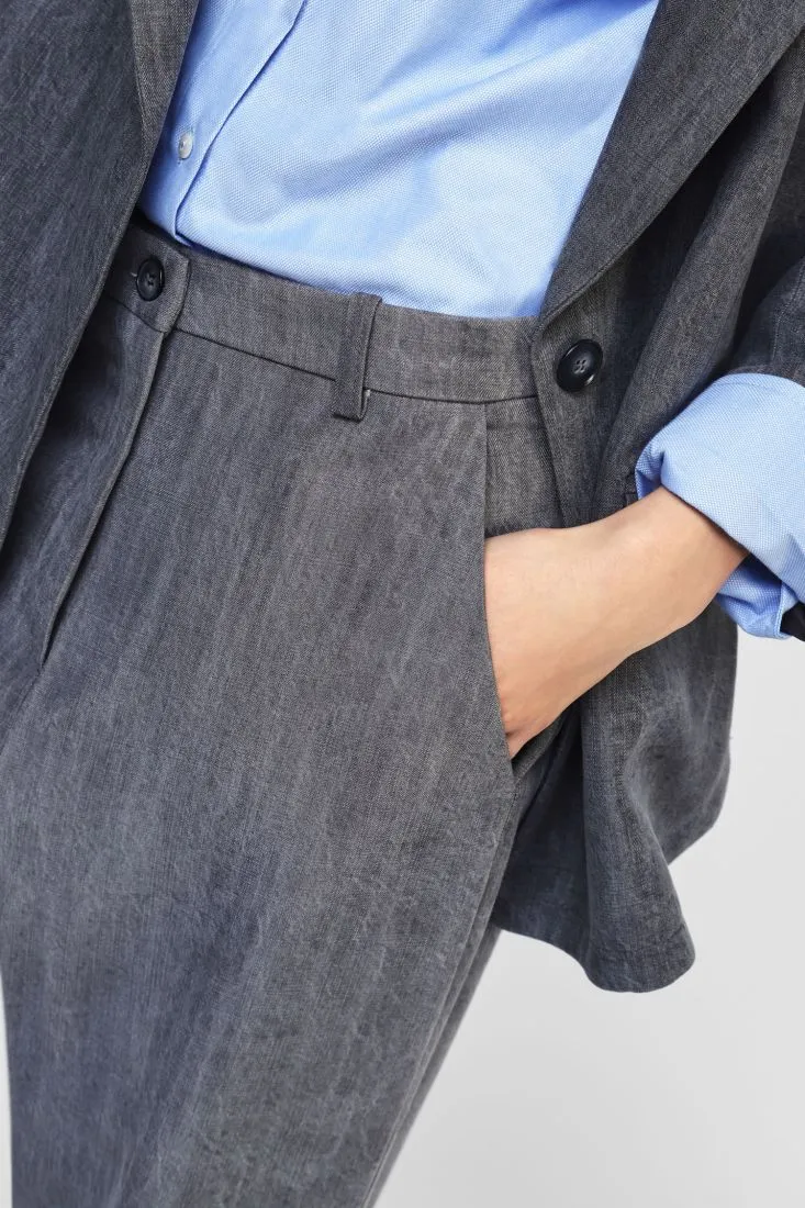  Trousers with pleats and wide legs    