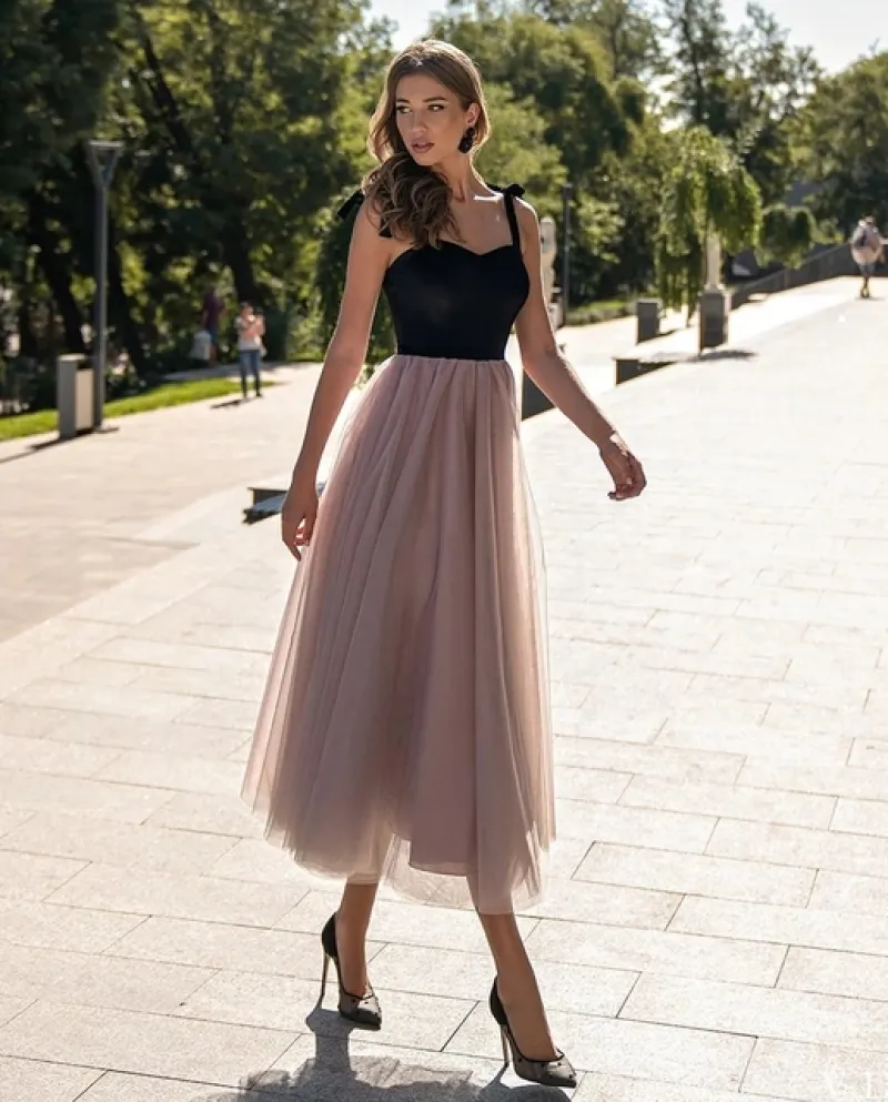 Weiyin Ae0621 Abiti da ballo in tulle con spaghetti Una linea Top in velluto Abiti da cocktail per ragazze Lunghezza tè Abiti da