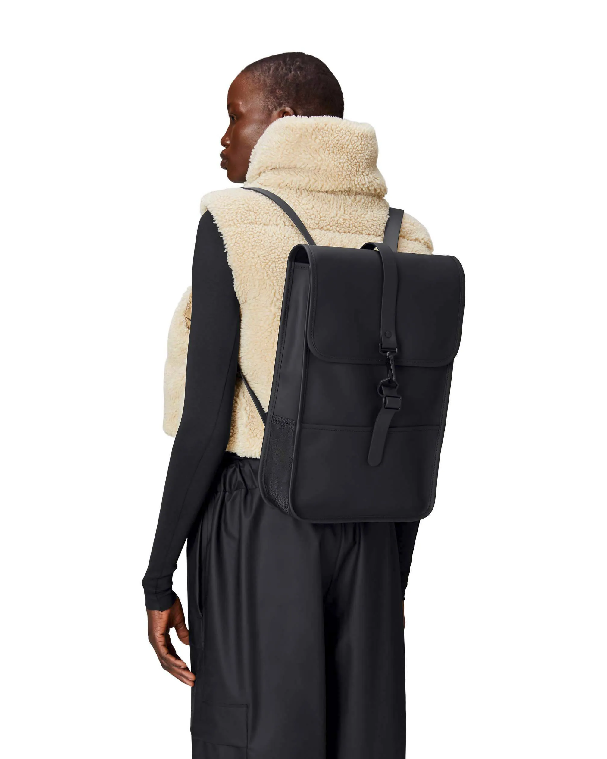 Zaino Backpack Mini nero dalla linea rettangolare con tasca frontale e chiusura a moschettone